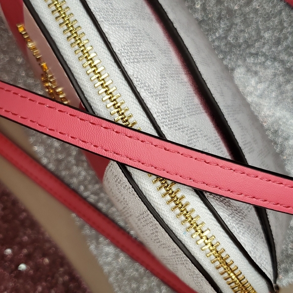 ๐HP๐ Michael Kors ๐NWT๐ Hibiscus Center Stripe Dome Crossbody Purse!๐๐๐ - Picture 11 of 16